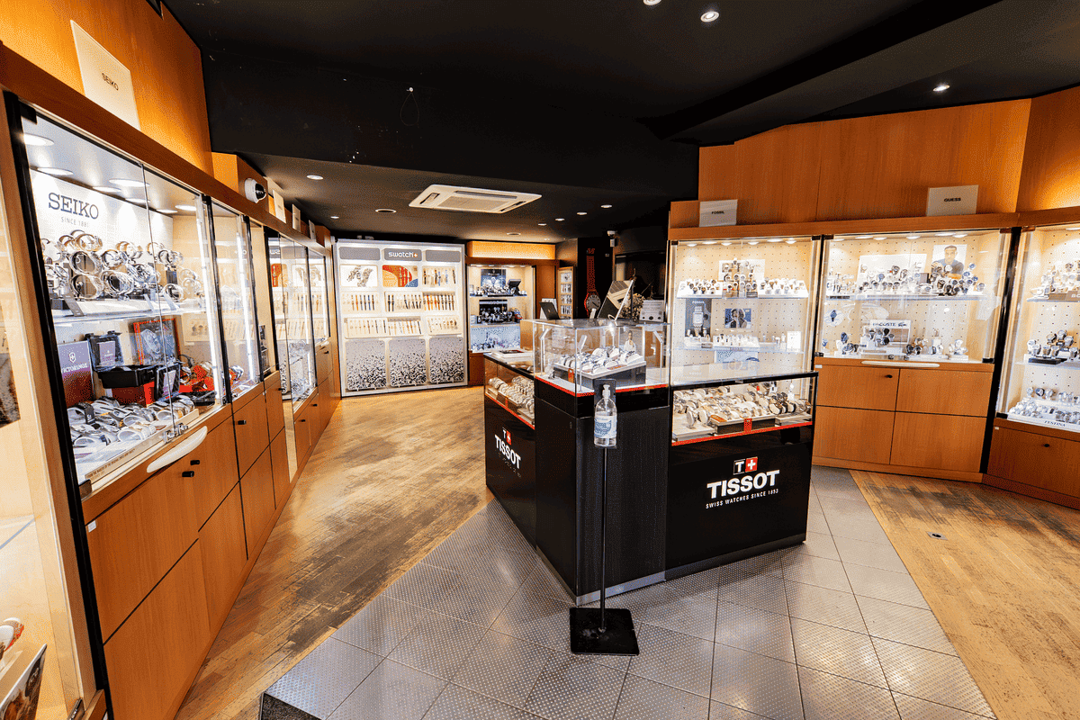 vitrines et présentoirs d'un magasin de montres