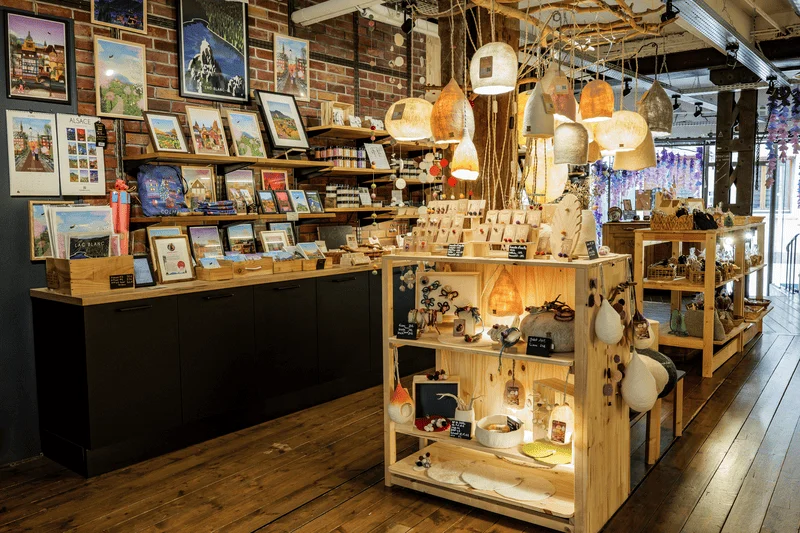 présentoirs en magasin de luminaires, décorations et livres