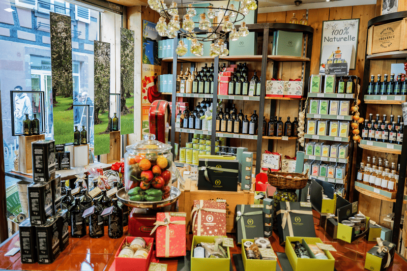 présentoirs d'une épicerie fine