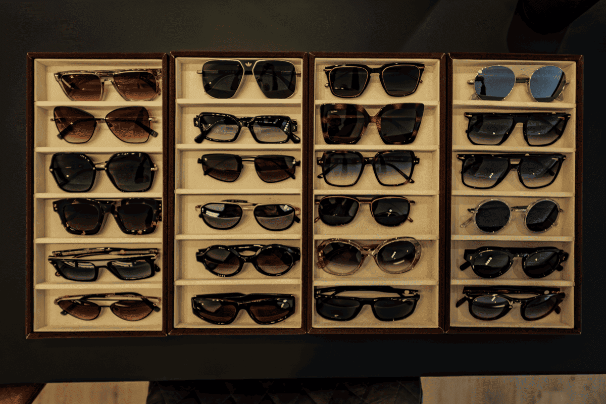 présentoir de lunettes de soleils de l'opticien Signature